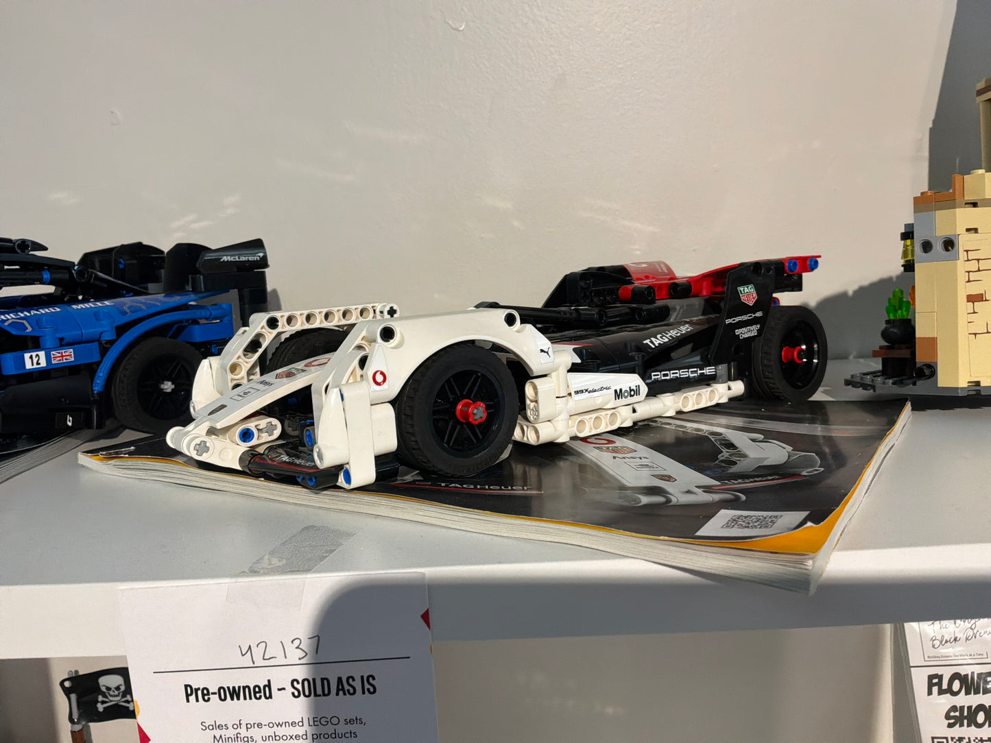 42123 White Car
